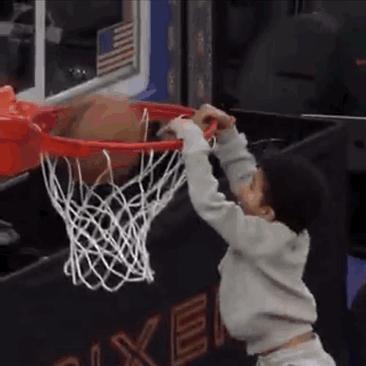 恩比德儿子都能扣篮了[大笑]不知道这个小家伙会不会比他爸爸更有出息。恩比德不