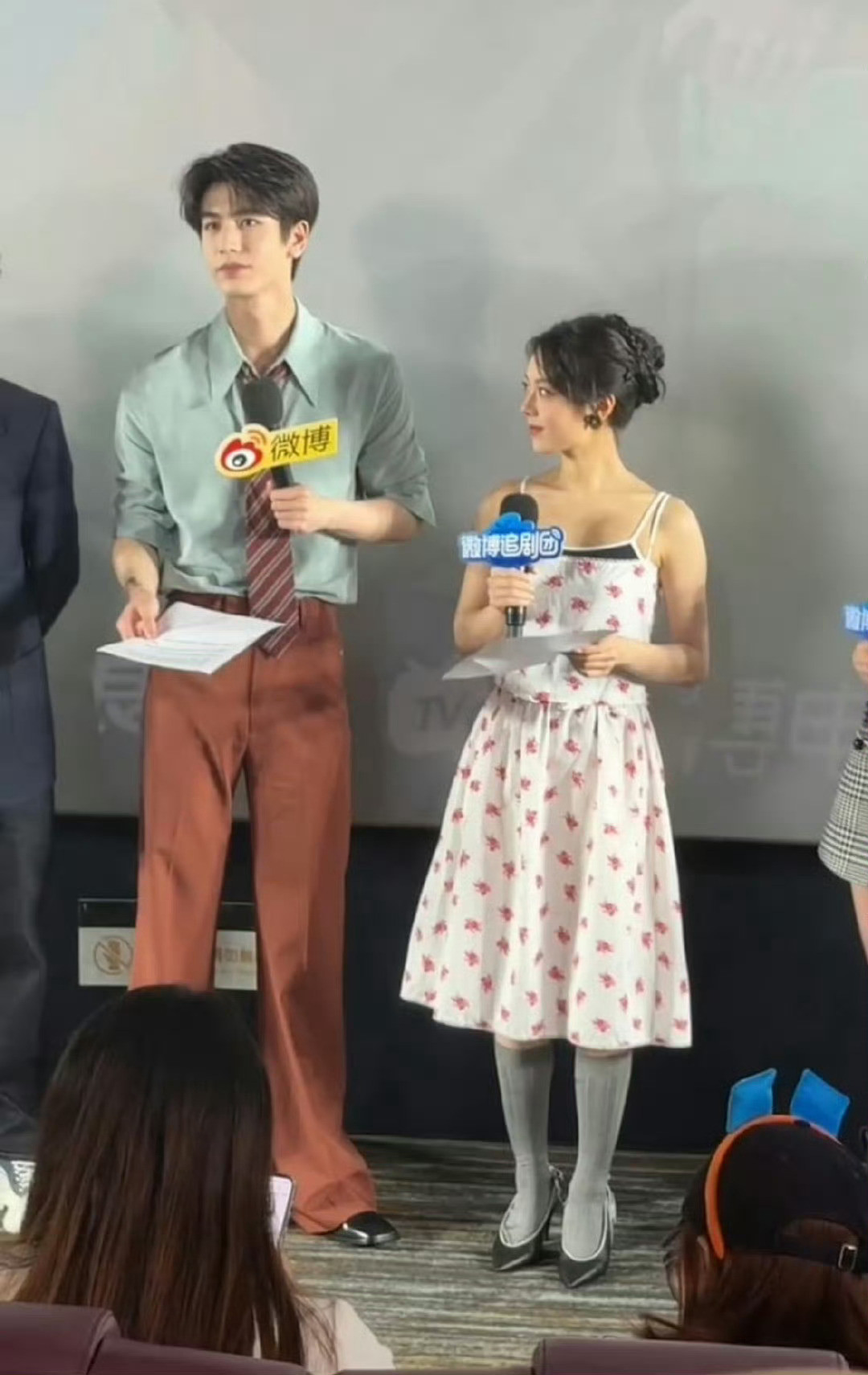 赵今麦今日线下活动上身的MiuMiu被网友吐槽了，长筒袜搭配高跟鞋设计造型到