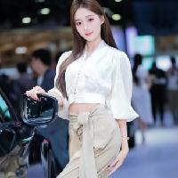 我的今日状态：😁轻松愉快我这里的天气：☀️晴天美女车模穿搭写真