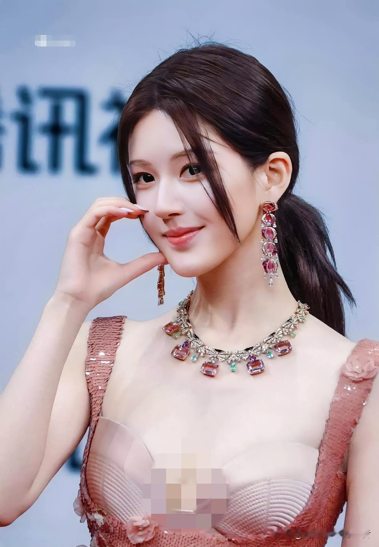 赵露思真的很不一般，为了衬托宝格丽全球仅此一件的高级珠宝，她特意化了淡妆，让大家