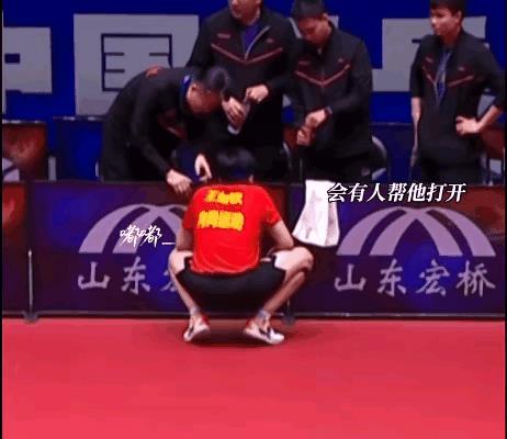 任女士又该心疼了！自家孩子直接蹲在地上，伸手要吃的喝的，低血糖都有点站不住
