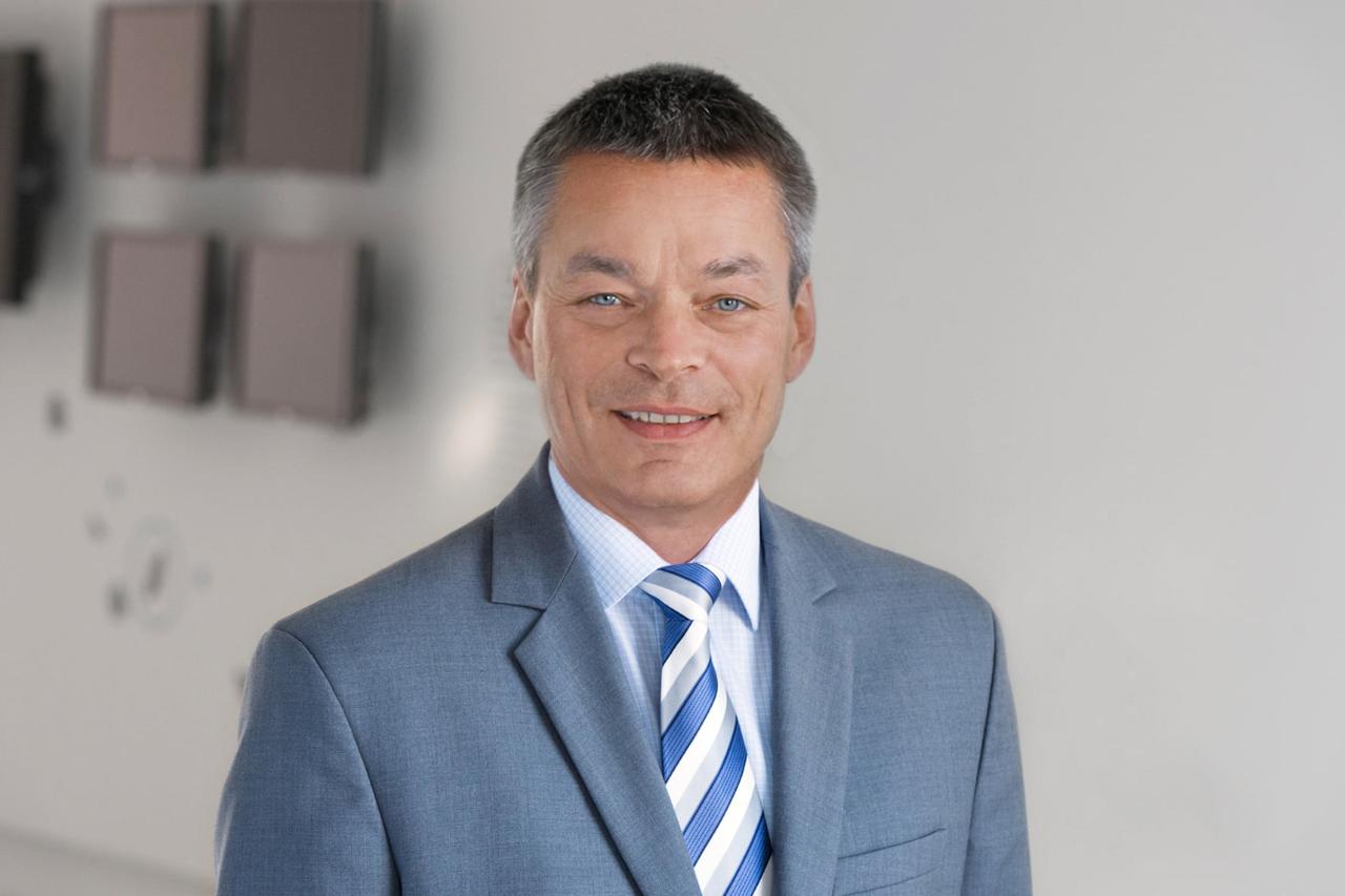 据《日经亚洲》报道，华为引进德国顶尖科研机构知名学者马丁·谢尔（MartinS