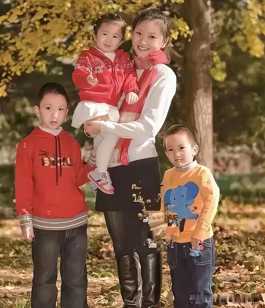 当初的陈婷看起来就是个清纯的女孩，带着三个孩子，一天天照顾到长大，一定很辛苦了。