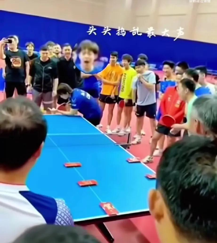 赢得红包的莎莎高兴的蹦蹦跳跳国乒做游戏发球砸红包，谁砸到红包就归谁。朱雨玲
