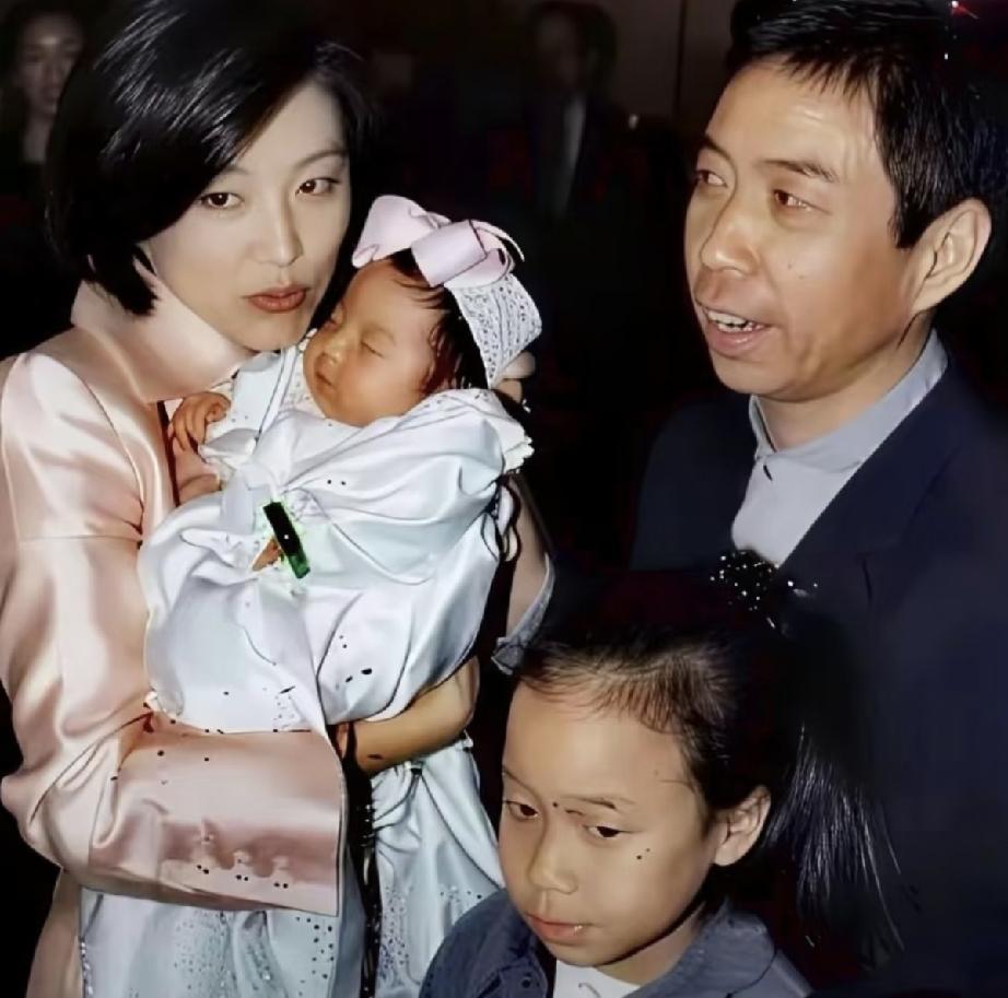 1996年，初为人母的林青霞生下长女邢爱林，和丈夫及继女邢嘉倩在邢爱林满月酒宴上