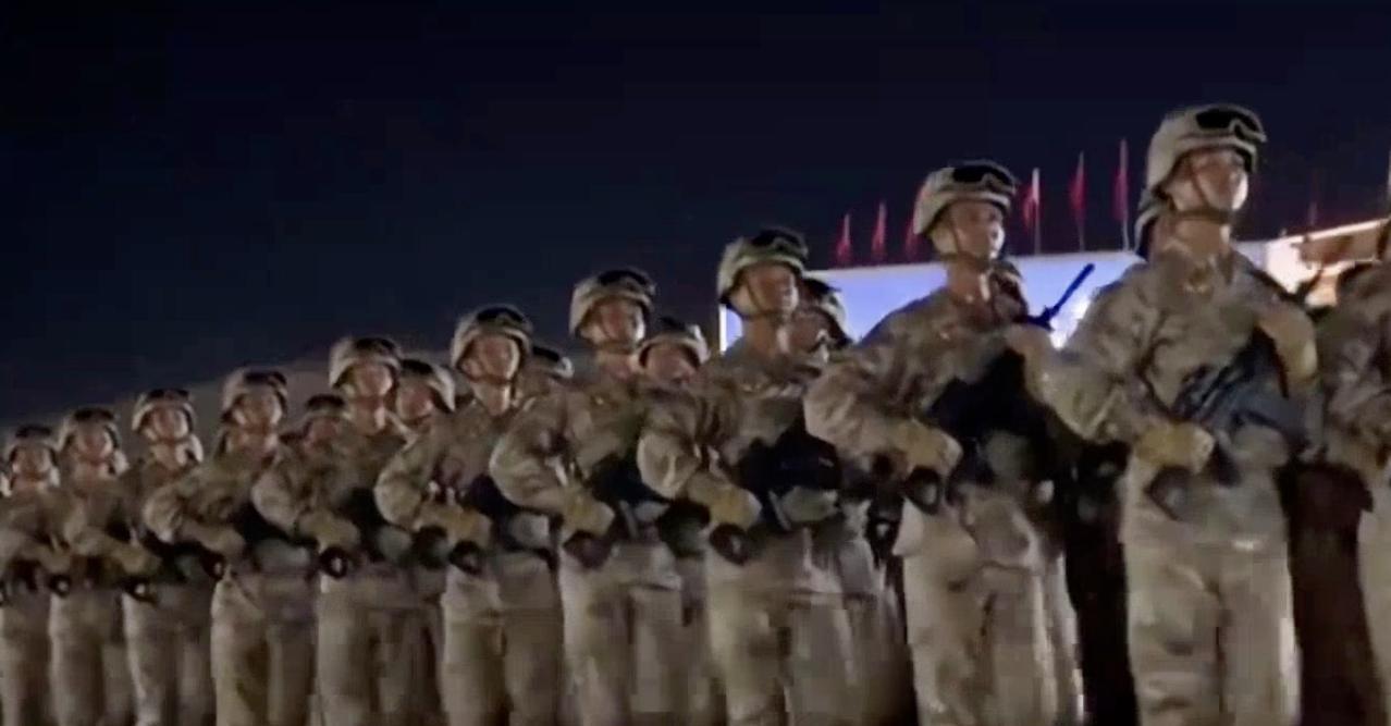 对比差距太明显！中国93阅兵彩排让美国破防，美网友：威慑太强中国93大阅兵光彩