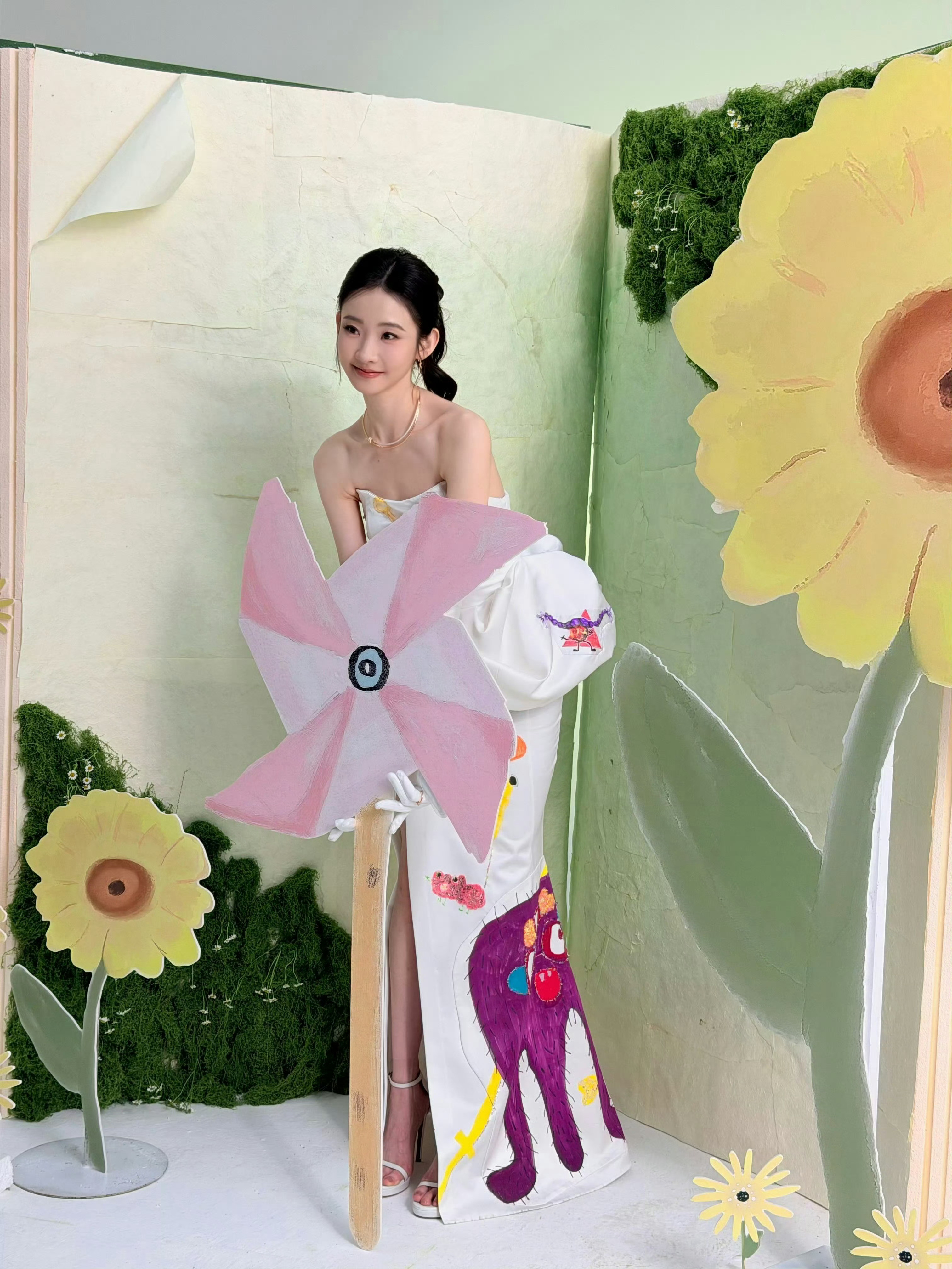 张艺凡又怎么了我的大小姐笑死了，张艺凡搞笑人设偷偷藏不住！私下真的没有任何偶像包