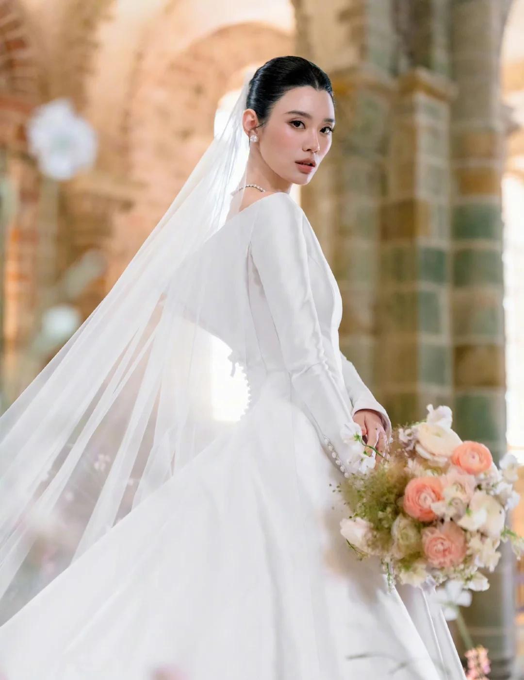 这也太美了。奚梦瑶的脸真的好高级。生了两个孩子状态这么好，钱真的养人。