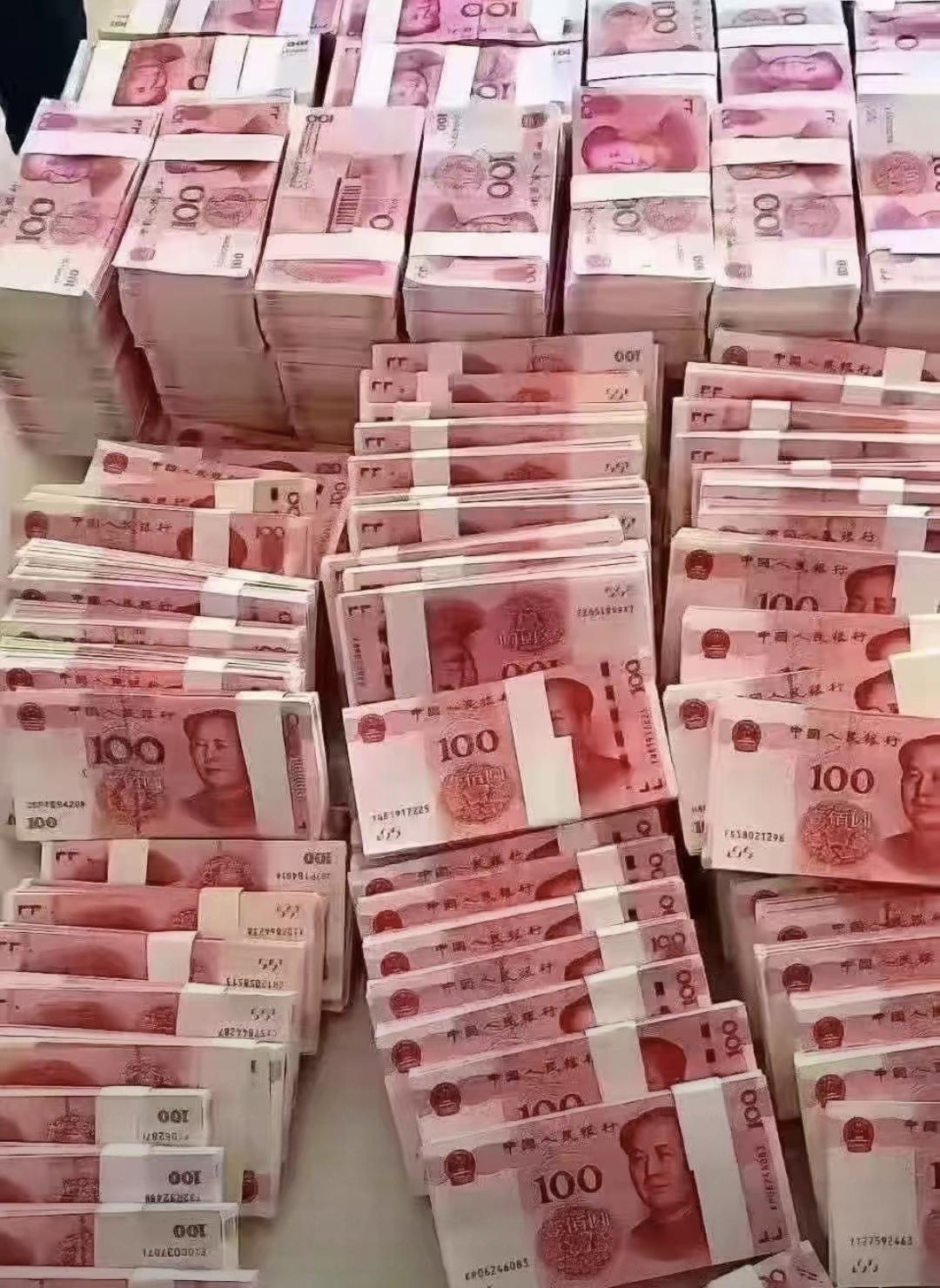 上个月同学聚会，我提前说不去了，不是不想见，是真怕一晚上花三百。现在工资涨得慢，