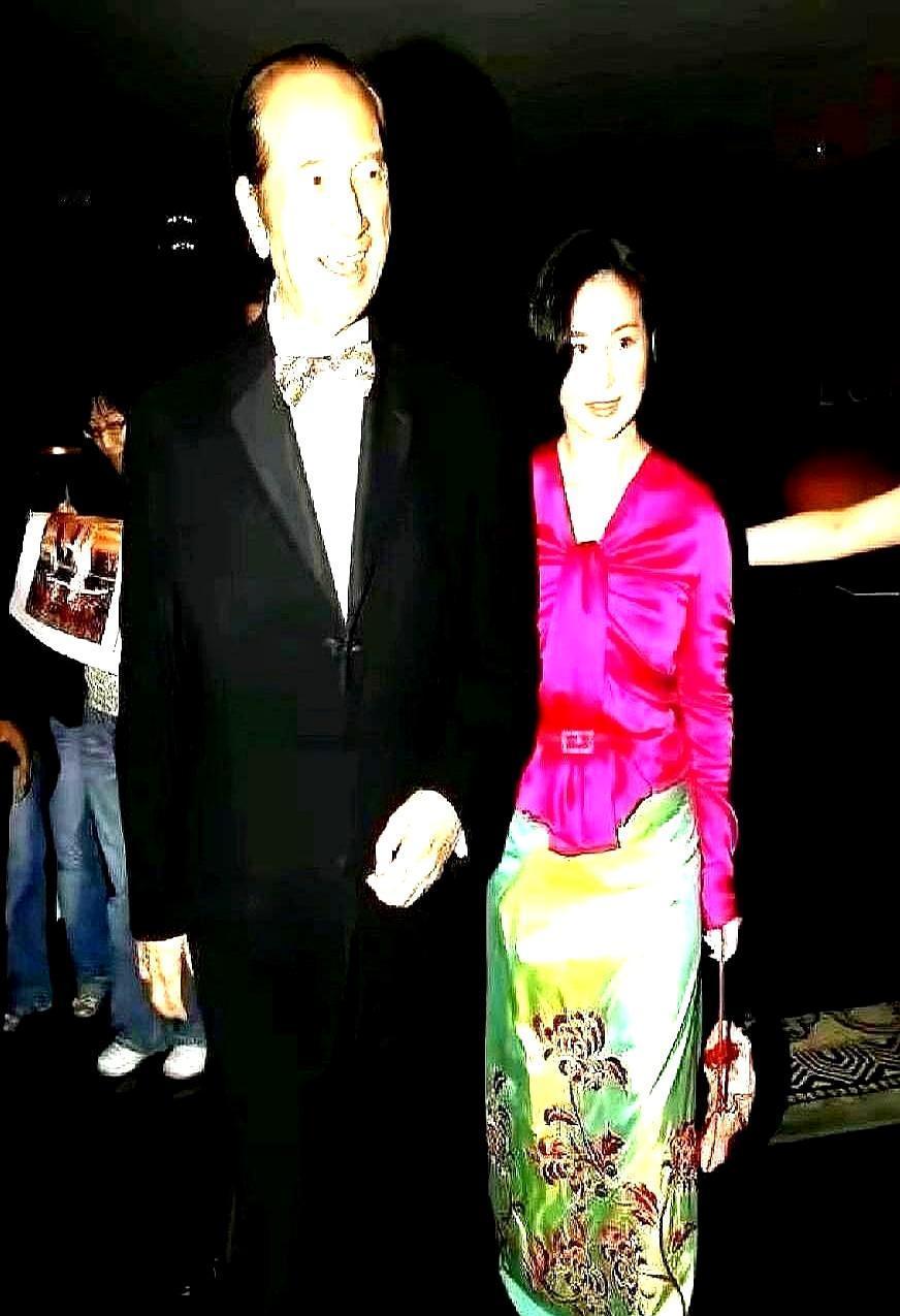 63岁何超琼露腰现身，皱纹雀斑全开她穿黑色深V西装，腰一露，镜头怼脸，雀斑