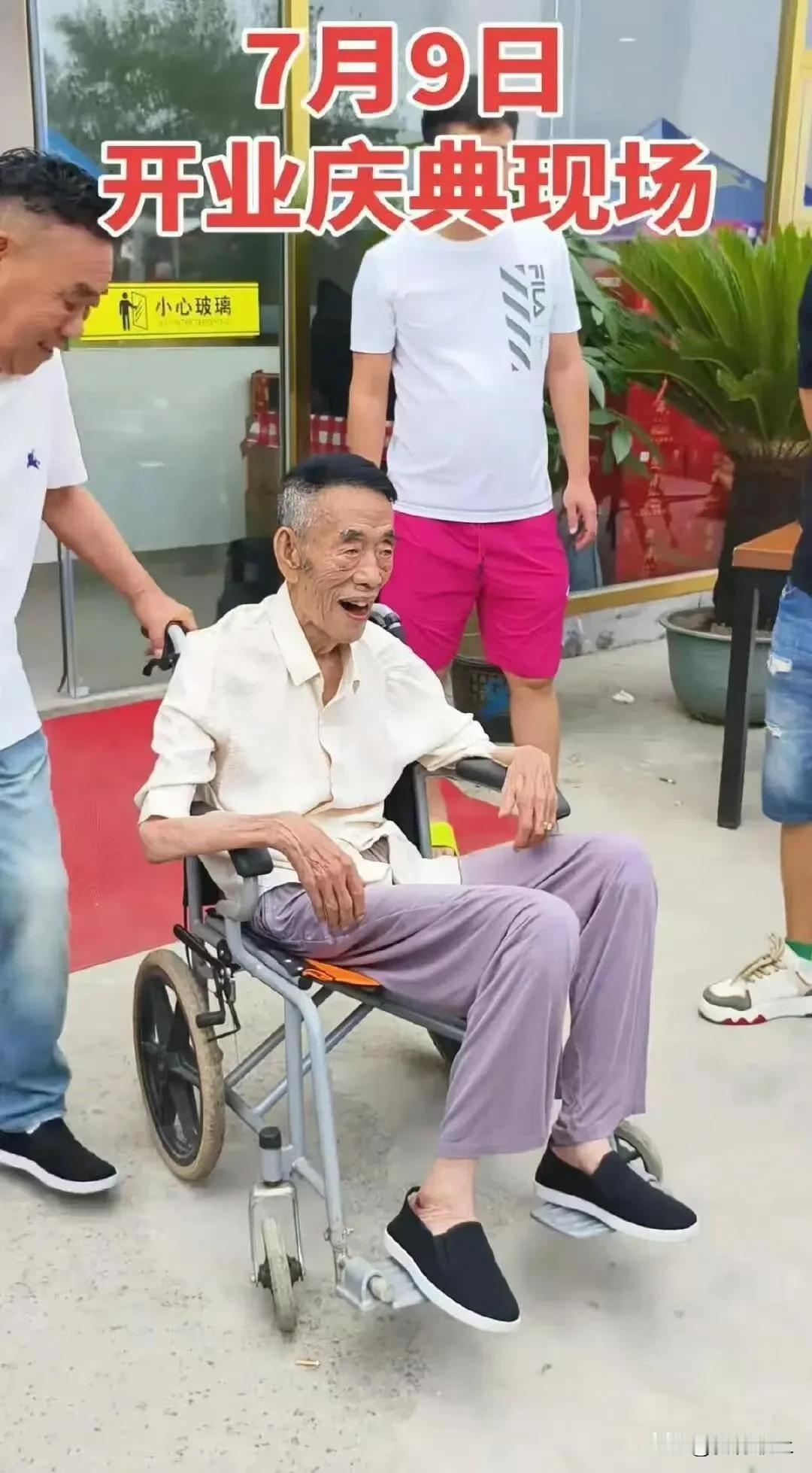 现在全网最揪心的人就是杨少华的小儿子杨议了吧？上午才推着轮椅带94岁的杨少华去参