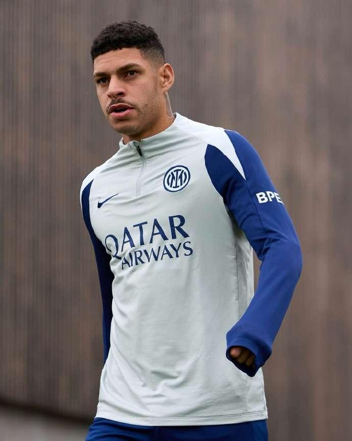 齐沃的352阵型，两条边翼卫决定球队战力上限。先说右路，凳子受伤以后，齐沃在右路