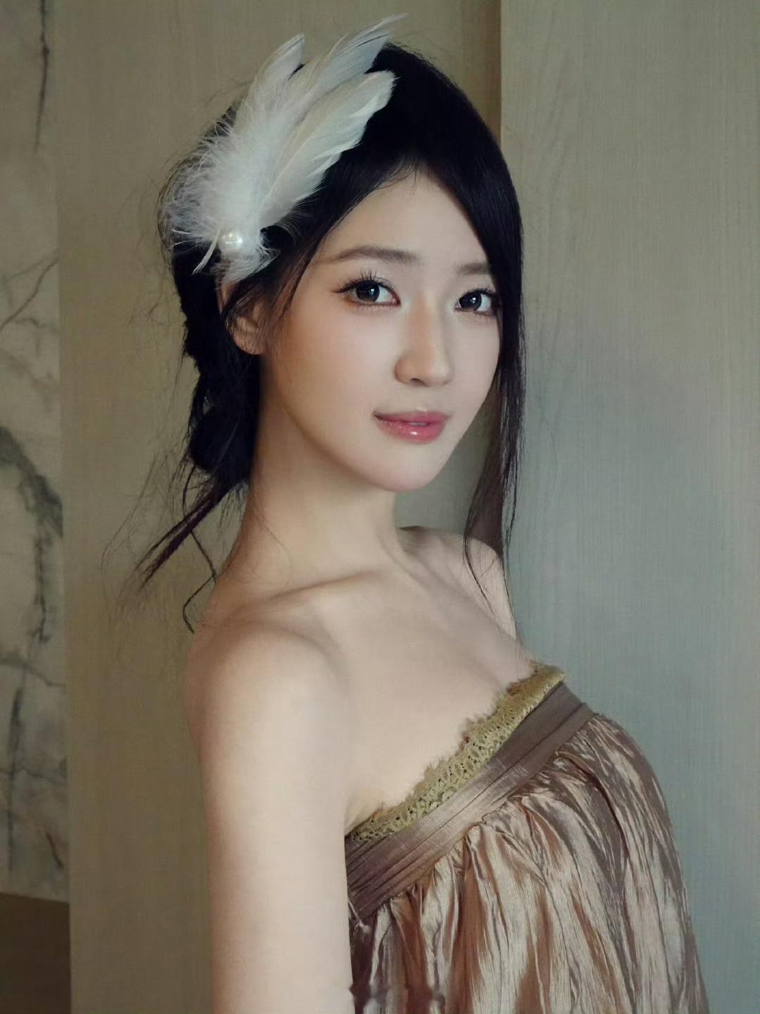 秦牛正威承认整容了她之前长啥样?我对她的记忆还在淡黄的长裙