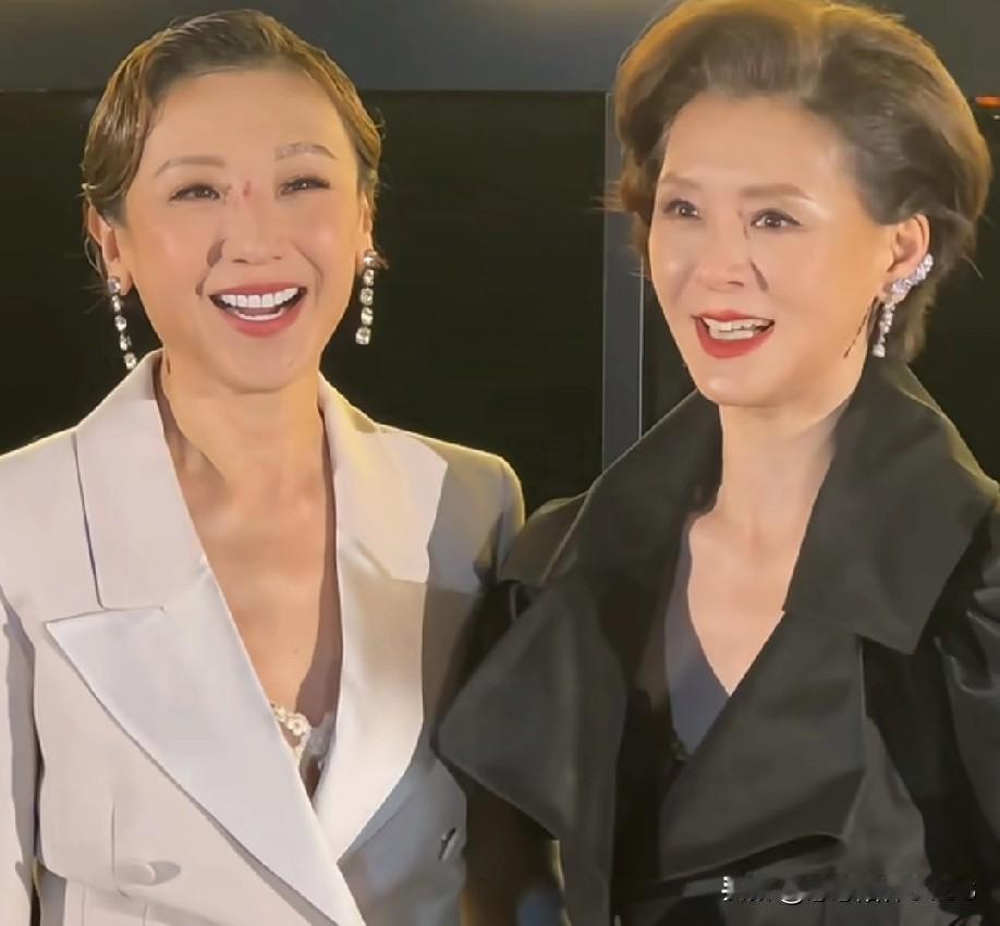 目睹61岁的周美凤与60岁的夏文汐同框，着实令人惊艳！当年夏文汐和周润发合拍
