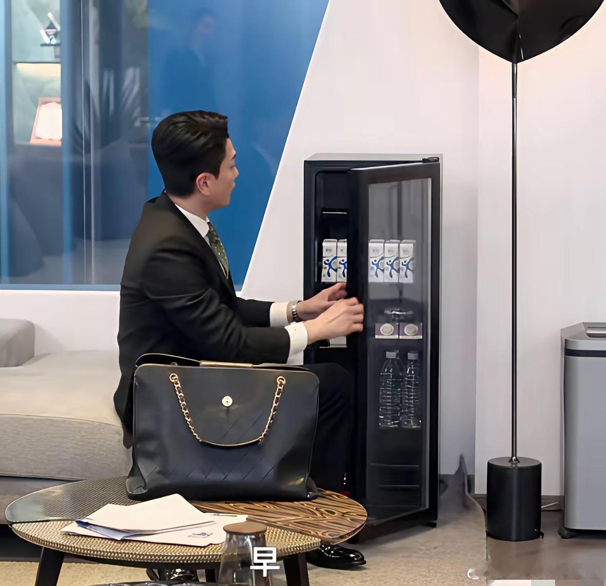 黄宗泽在《新闻女王》里从香奈儿包里拿牛奶，不是编剧写的，是他临时加的。没人想到