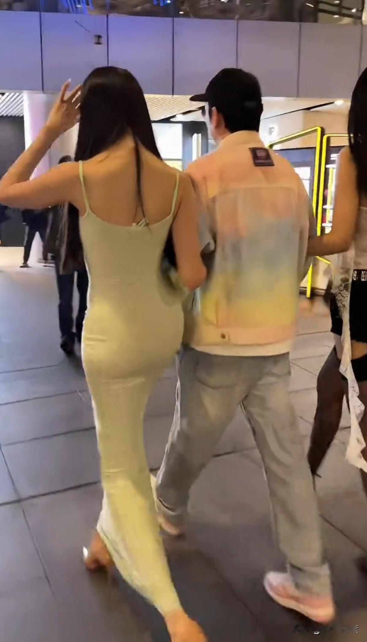 王思聪啊王思聪，你才多大年纪，走路都要人搀扶了吗？