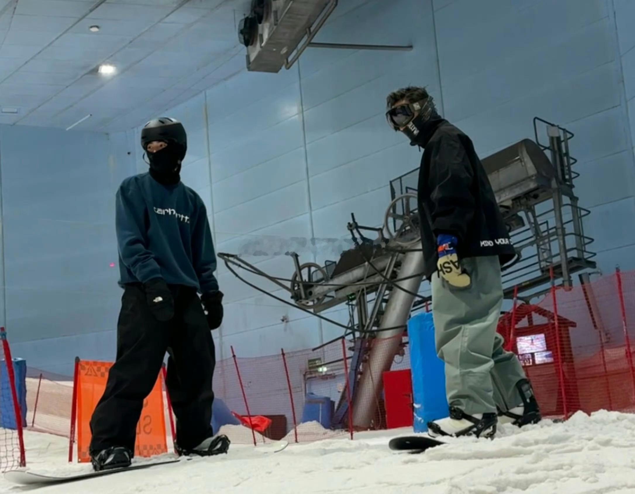 谢霆锋和大儿子Lucas同框合照在迪拜滑雪🏂​​​
