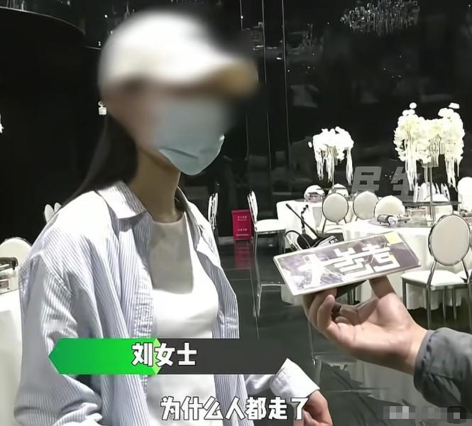 太尴尬了！河南信阳，女子换好衣服下来敬酒，却发现自己的客人都走了，自己花4万多举
