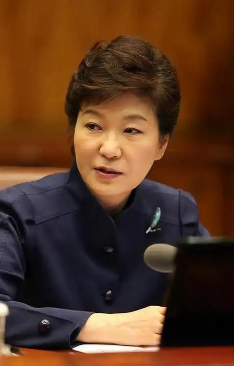 《复仇女王朴槿惠：出狱三连击扳倒尹锡悦，青瓦台魔咒再应验！》