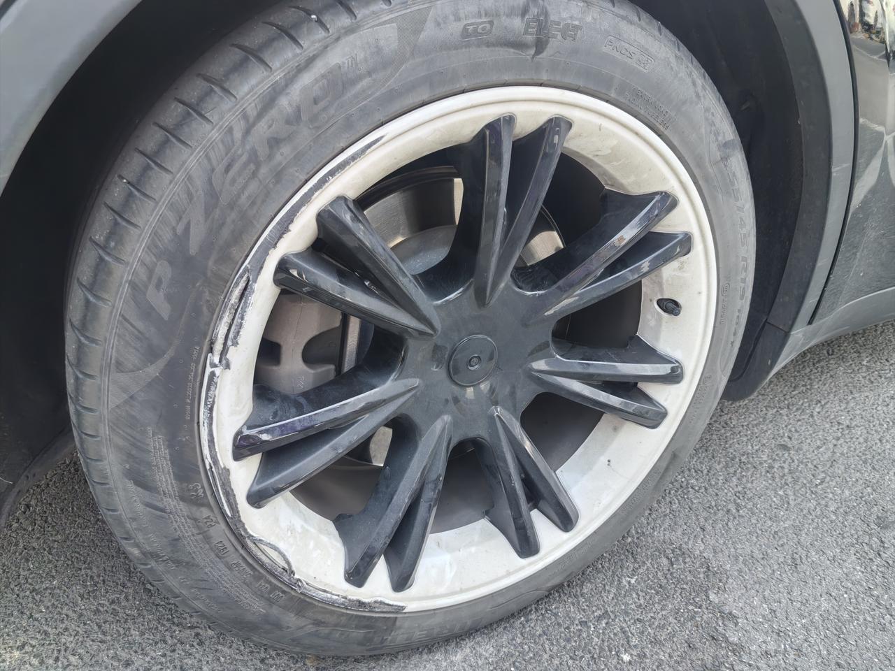 我在高德平台租了一辆车。在火车站验车时，对方要求我另外缴纳200一天的保险。