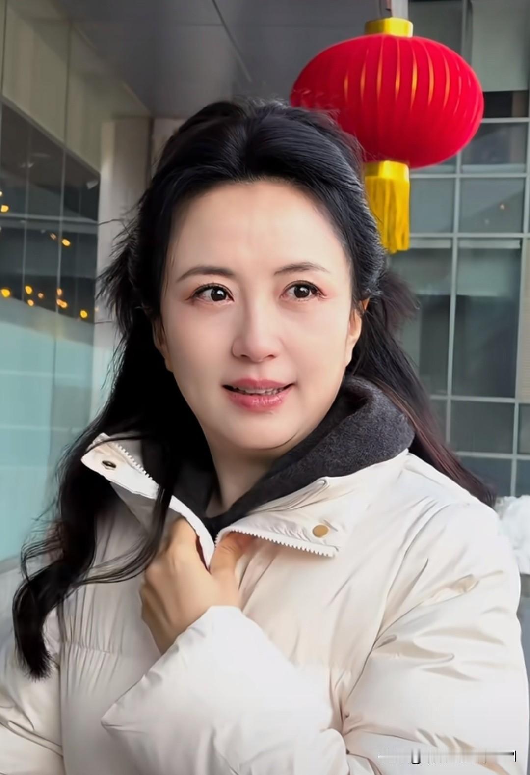 不愧是张国立“看上”的美女！虽然都51岁了，但看起来还像40出头的，特别是路人镜