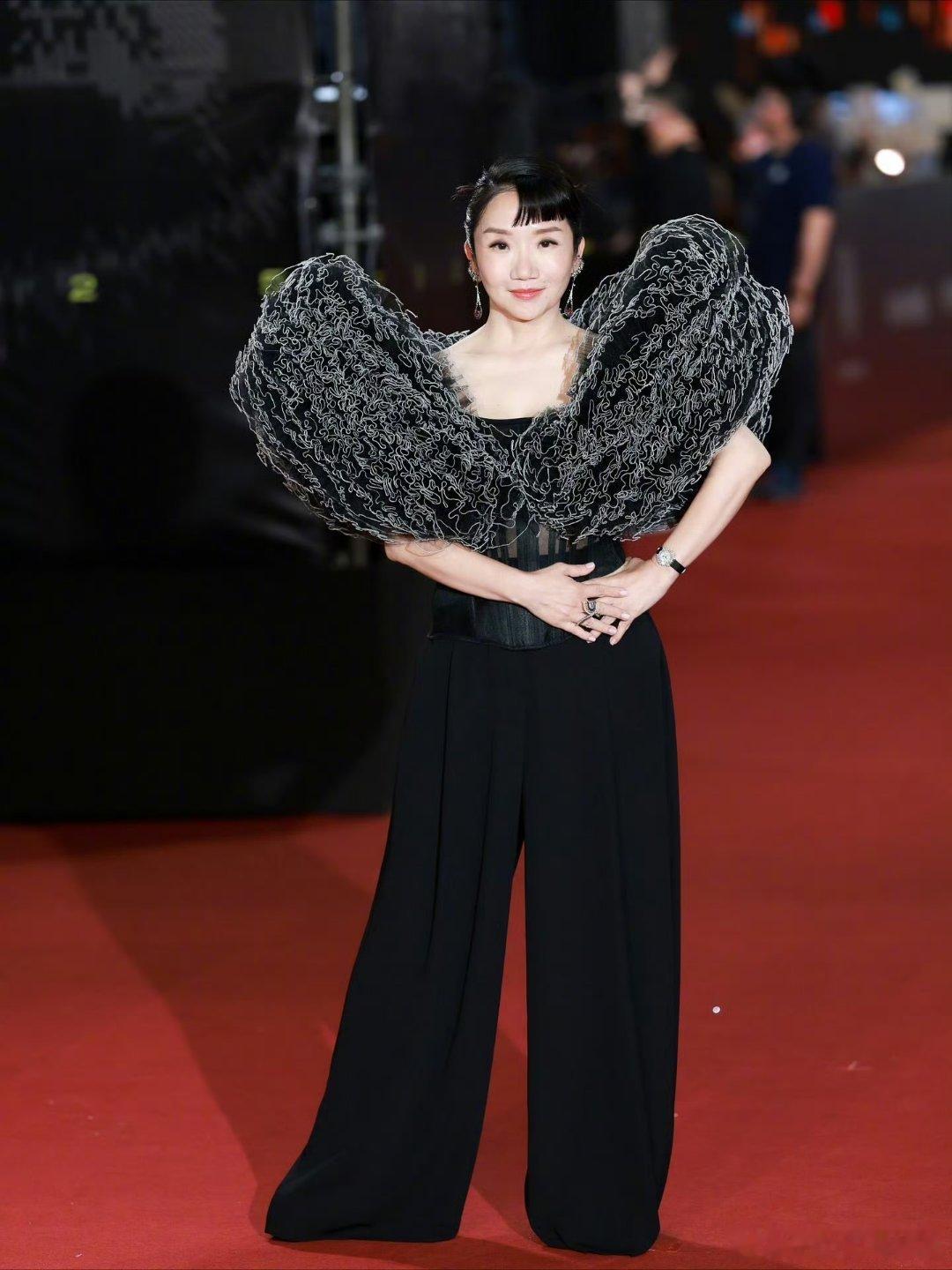 陶晶莹昨晚金钟奖跟儿子一起走红毯，儿子跟爸长得挺像，眼睛像她。金钟奖​​​