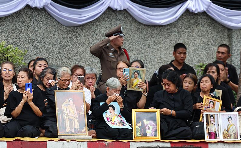 诗丽吉王太后国丧,灵柩缓缓前行,民众跪在道路两旁送别这位亚洲最美王后,运送太后