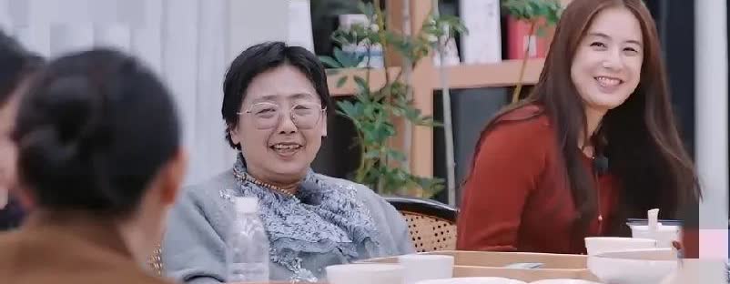 黄圣依：我妈妈和杨子可不同，虽然同是话唠、同样强势、都喜欢控制我，但出发点可