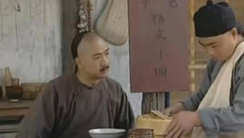 康熙结包子账发现没带钱，让掌柜去当一个珠子，回来后康熙问当多少钱，掌柜伸出了2个