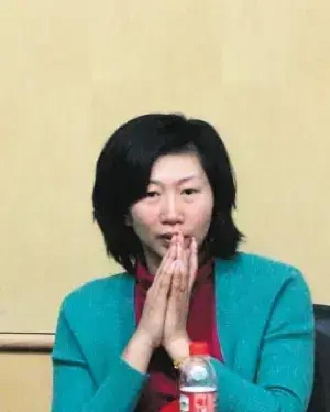 别再说“轻伤不下火线”了。这次，他们撕开的是运动员刚缝合的伤口。术后不到两