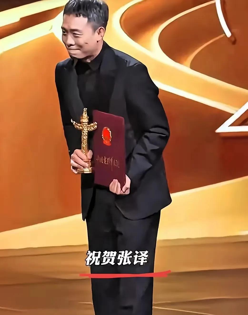 张译谦虚可以理解，但也未免太过了吧？华表奖后台采访时，他走路都跟踩鸡蛋似的——