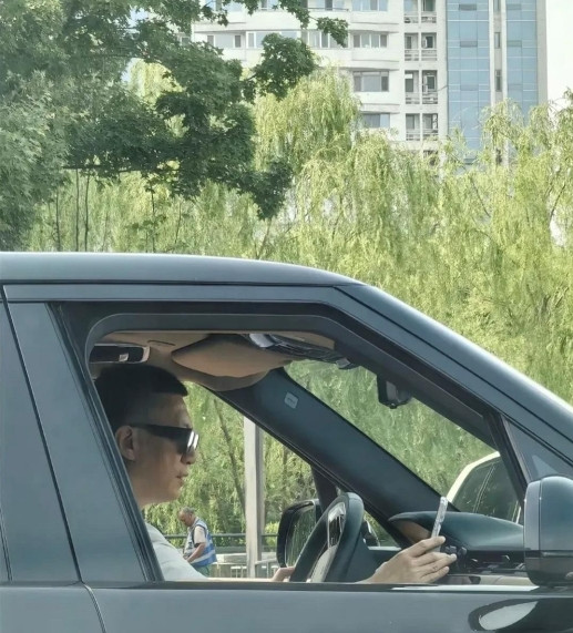 孙红雷真是一个低调奢华的男人，这不又被网友拍到开着300多万的第五代路虎揽胜，边