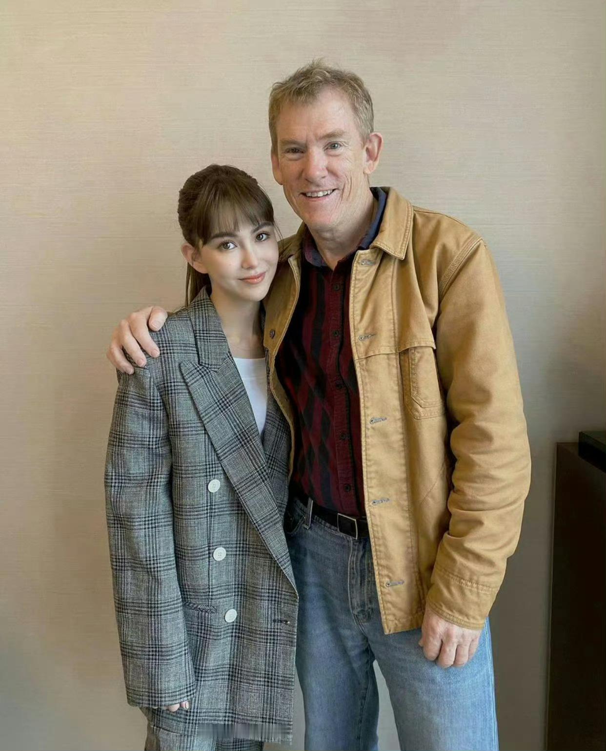 昆凌在爸爸怀里永远是小女孩