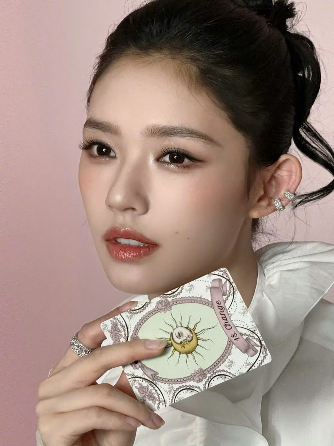 林允塔罗少女贴头皮的造型也太适合林允了吧，本就优越的头颅、精致的五官，穿着白色