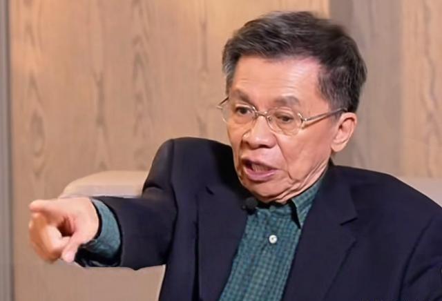 沈富雄用手指着黄暐瀚说：处理完黎智英之后就处理你黄暐瀚。节目聚焦岛内政治动态