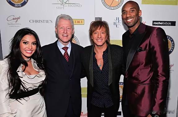 与克林顿在一起合影的这三个人，应该都是非同凡响的人物，除了科比之外，另外两个压根