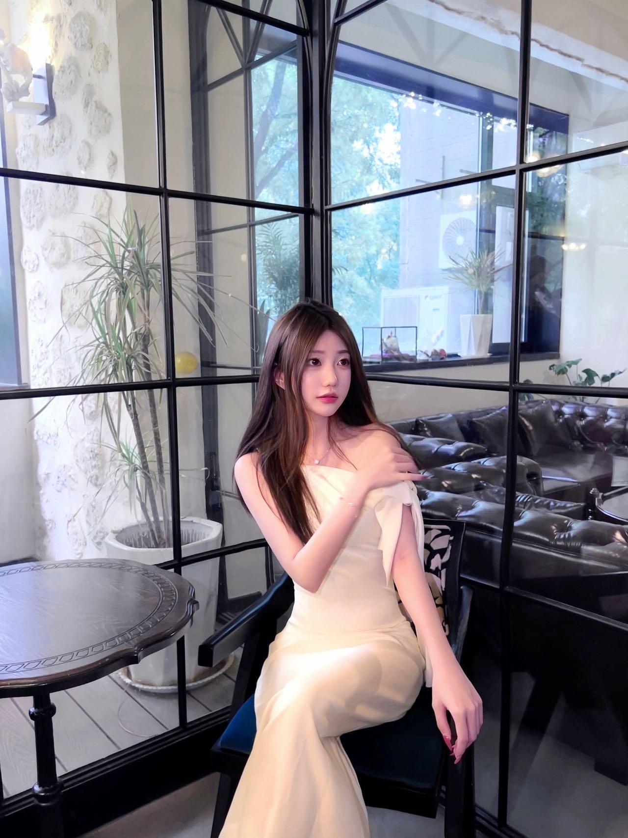 优雅少女，轻纱裙摆，咖啡馆的静谧时光