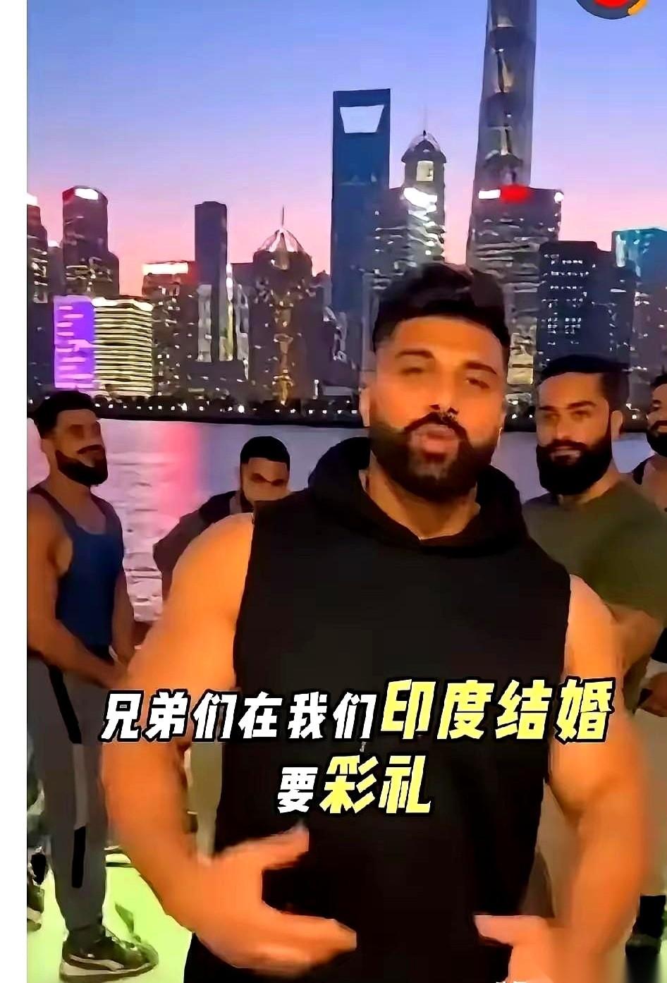 外滩的风，吹得正舒服。几个印度小哥，身后是璀璨的东方明珠，把手机镜头当成了全世