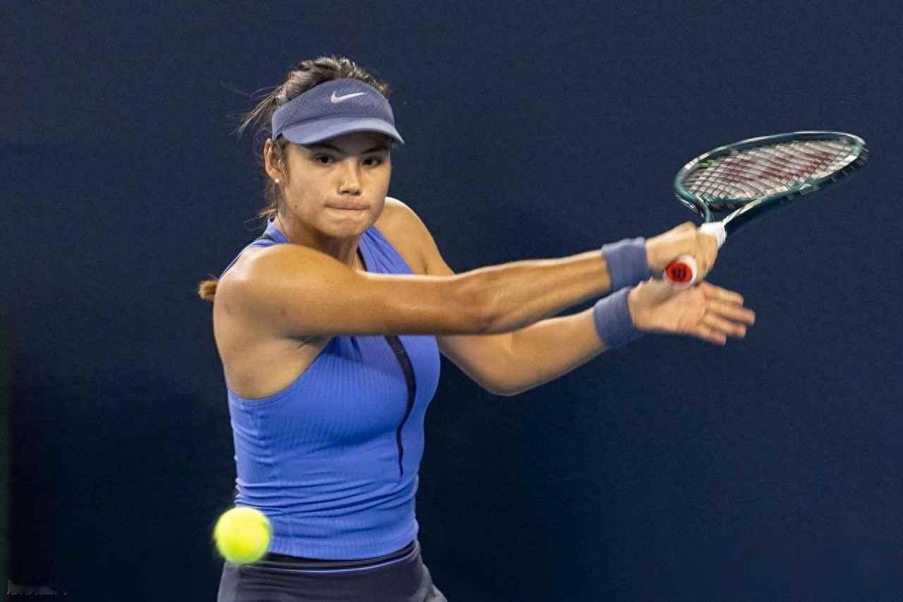 拉杜卡努出局，高芙稳如机器，中国金花双打陷困局波塔波娃赢了拉杜卡努，这事挺让