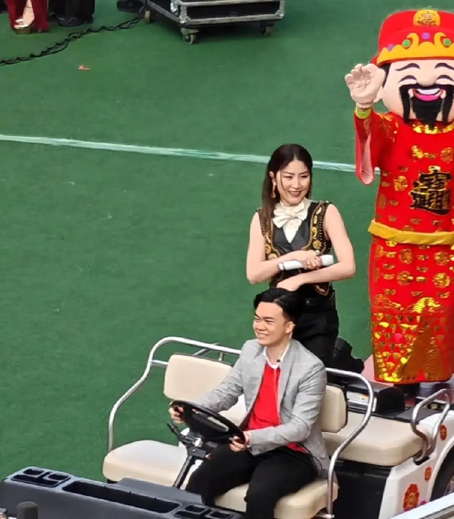 陈慧琳现身沙田马场献唱，坐着小车车出场，好拉风啊！其实她很可爱，别看她都53岁了