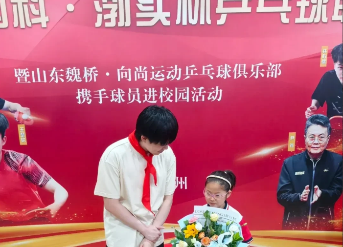 万万没想到大头会这么说！小女孩一上来，大头就摸了摸她的头，可能过于紧张了，