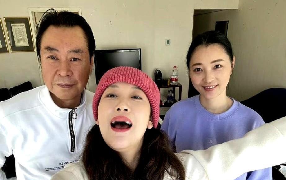 她拒绝了过命交情的男人，放弃了世俗意义上做母亲的机会，转身，却把一生献给了一群狼