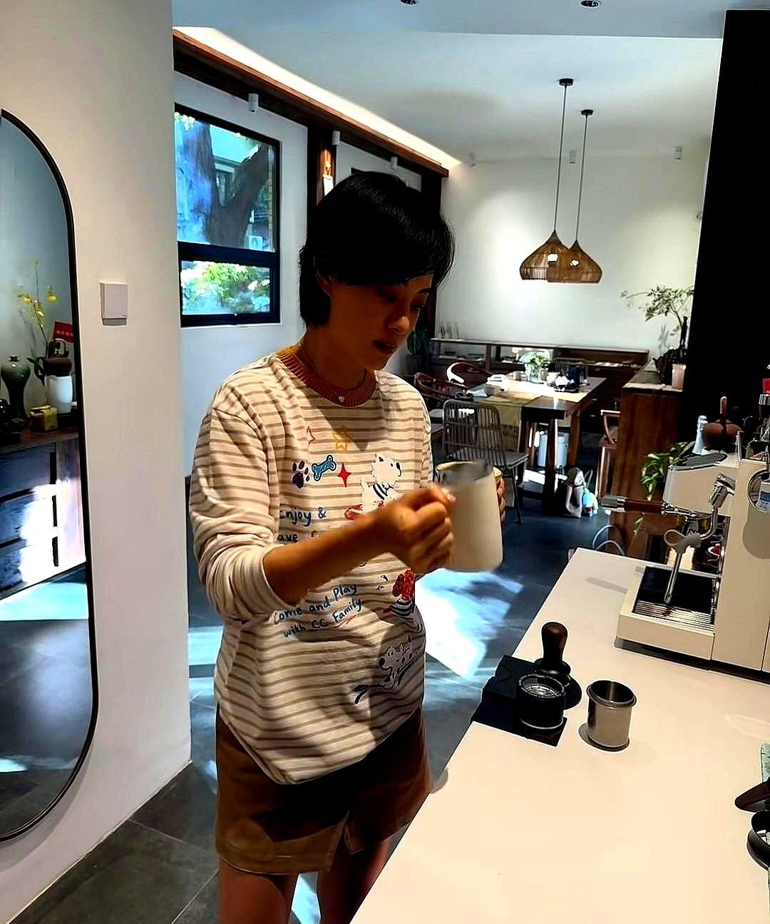 孙俪给邓超庆生，就切了一小块蛋糕，在自家厨房里。她头发留长了点，脸也圆润了些，不再是那个紧绷绷的“娘