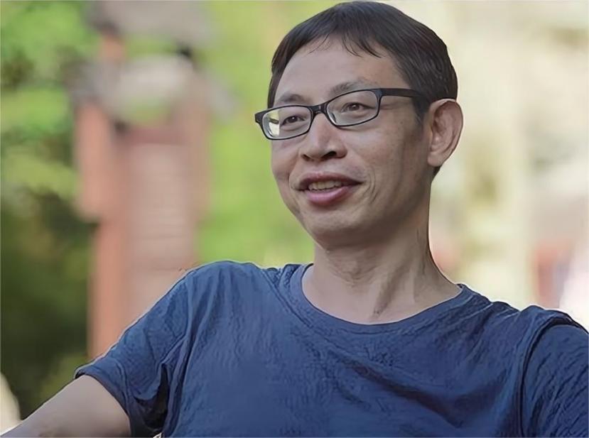 2008年，一名男老师在汶川地震中，丢下学生独自逃生，被世人骂为“范跑跑