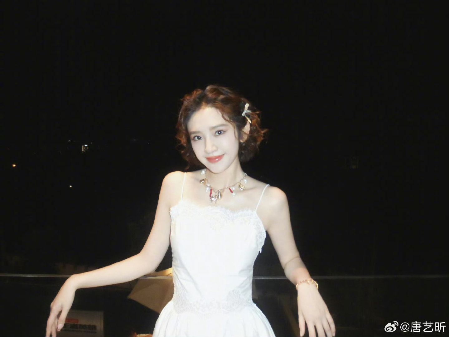 救命，唐艺昕怎么连夜里都这么白，配上甜甜的笑容，真的自带柔光。​