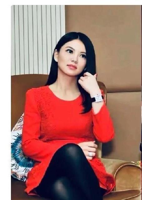 李湘说自己钱多得花不完了，还说她喜欢花钱这件事能给她带来快乐，李湘说她现在直播赚