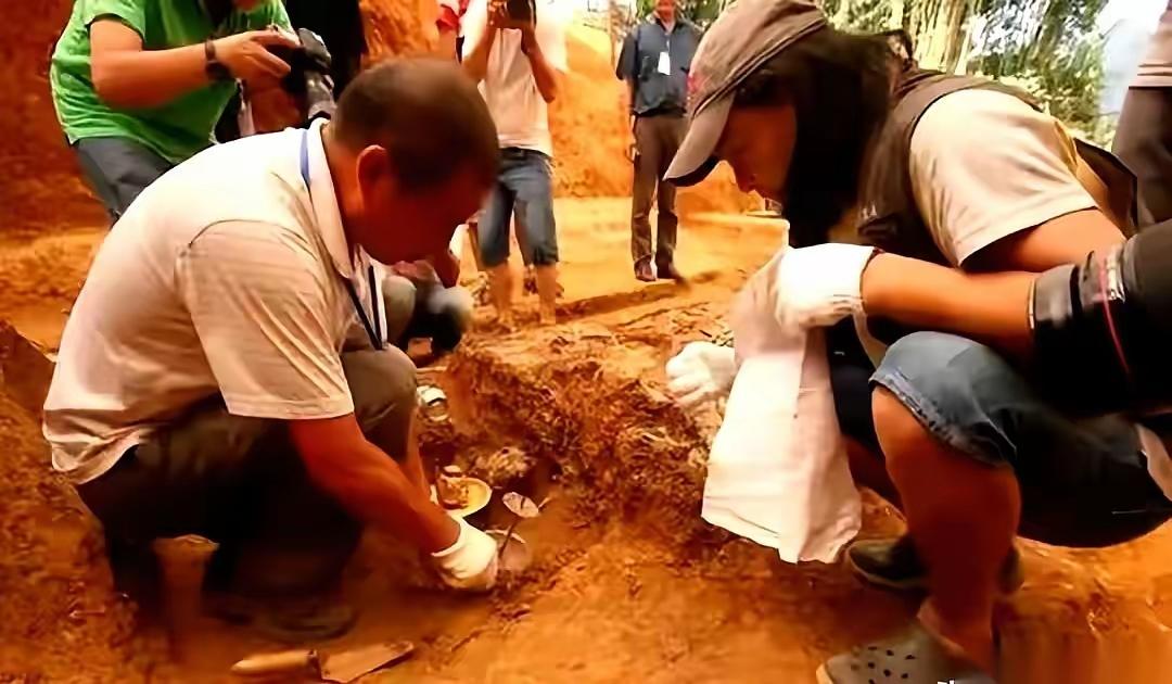 56具骸骨，在蒙古的河道里，齐刷刷跪着，面朝南。身边全是汉朝的铁弩、弯刀，骨头