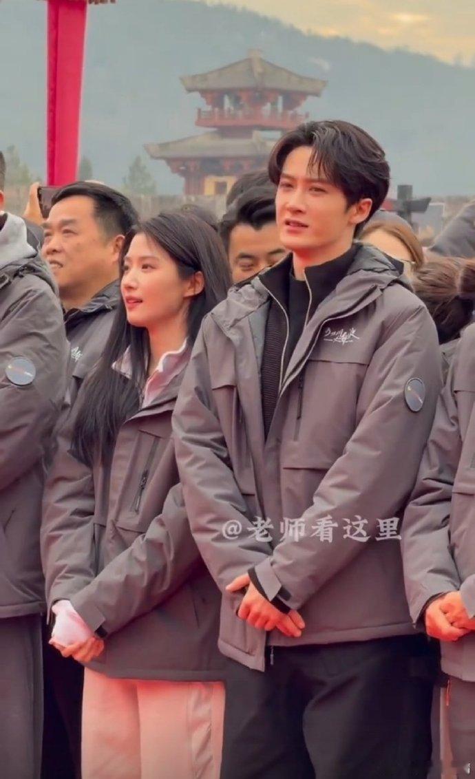 檀健次卢昱晓的身高差带来绝佳的视觉效果，同框画面让人过目不忘，檀健次的鞋子穿搭也