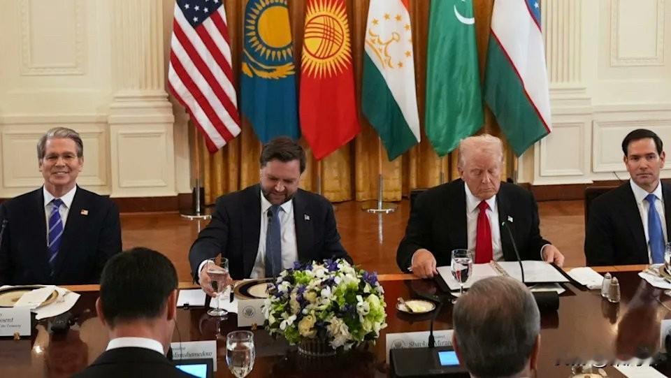 川普不停地在全球跑马圈地，不仅是非洲，就连中亚五国也不放过，近日川普在中亚五国的