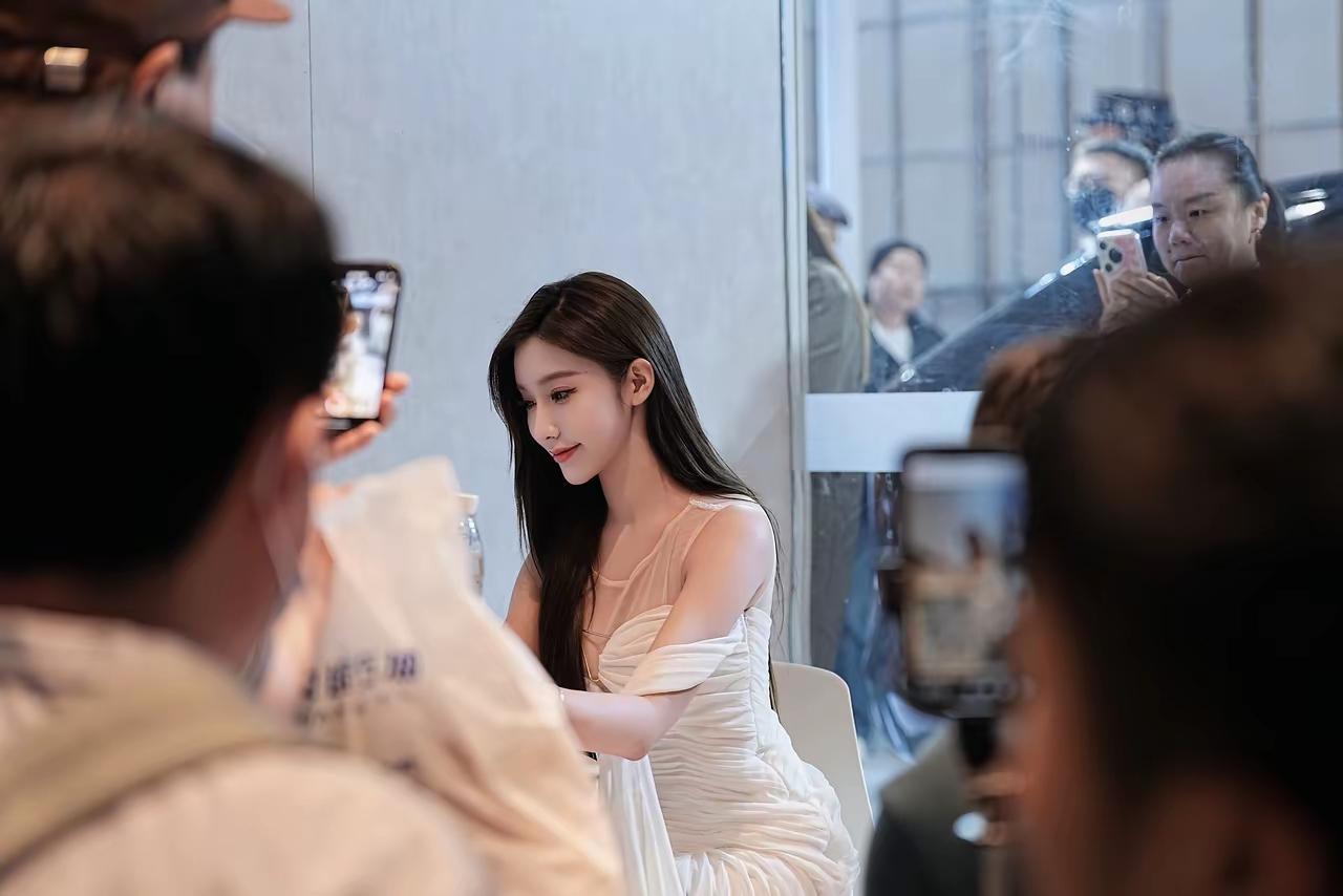 美的不像真的，但确实是真的车模